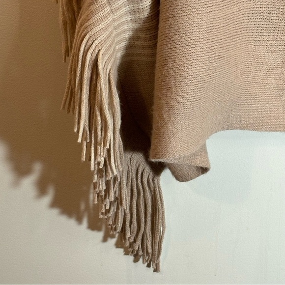 GENTLE  FAWN O/S Tristan Blush Mix Super Soft Poncho Shrug w/ Fringe New w/ Tags - Picture 5 of 9